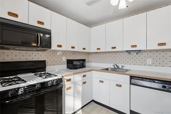 $260,000 | 19 Newbrook Lane, Unit 19, Bay Shore, NY 11706