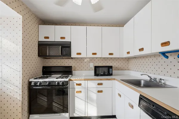 $260,000 | 19 Newbrook Lane, Unit 19, Bay Shore, NY 11706