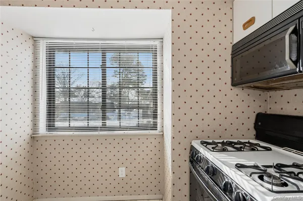 $260,000 | 19 Newbrook Lane, Unit 19, Bay Shore, NY 11706