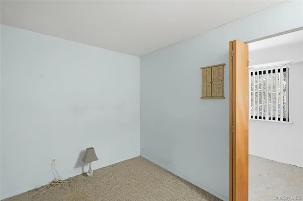 $260,000 | 19 Newbrook Lane, Unit 19, Bay Shore, NY 11706