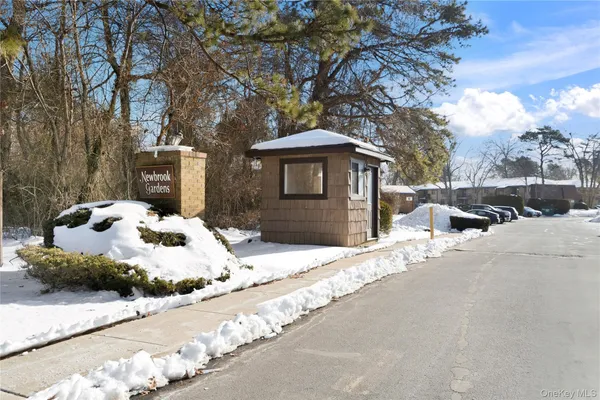 $260,000 | 19 Newbrook Lane, Unit 19, Bay Shore, NY 11706