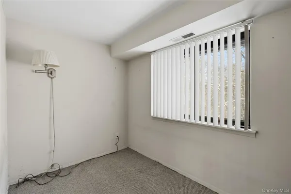 $260,000 | 19 Newbrook Lane, Unit 19, Bay Shore, NY 11706