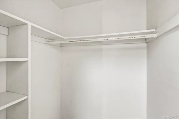 $260,000 | 19 Newbrook Lane, Unit 19, Bay Shore, NY 11706