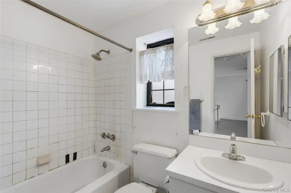 $260,000 | 19 Newbrook Lane, Unit 19, Bay Shore, NY 11706