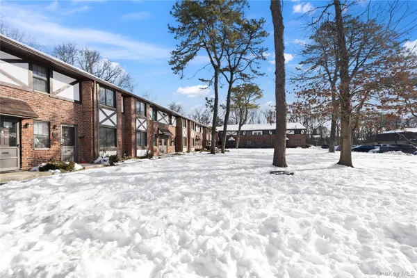 $260,000 | 19 Newbrook Lane, Unit 19, Bay Shore, NY 11706