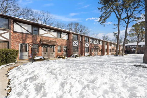 $260,000 | 19 Newbrook Lane, Unit 19, Bay Shore, NY 11706