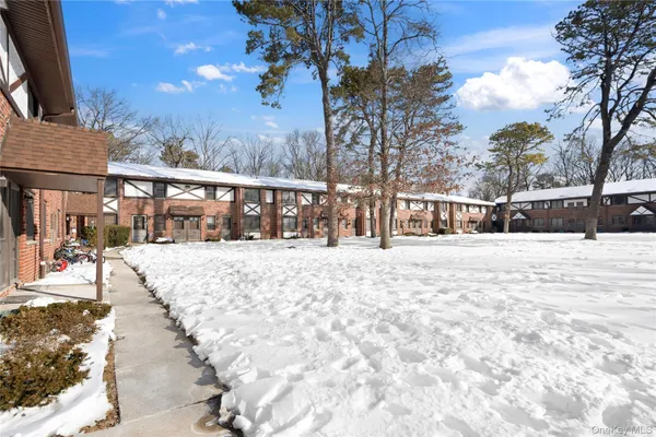 $260,000 | 19 Newbrook Lane, Unit 19, Bay Shore, NY 11706