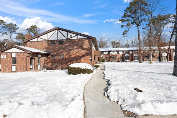 $260,000 | 19 Newbrook Lane, Unit 19, Bay Shore, NY 11706