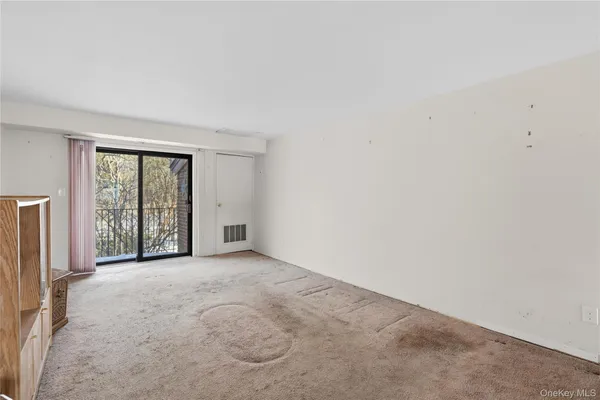 $260,000 | 19 Newbrook Lane, Unit 19, Bay Shore, NY 11706