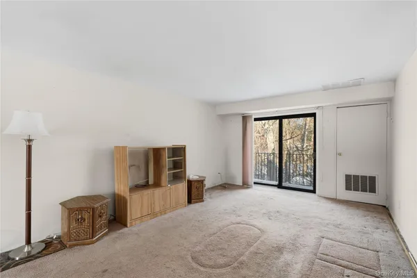 $260,000 | 19 Newbrook Lane, Unit 19, Bay Shore, NY 11706