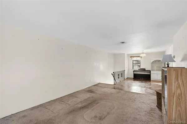 $260,000 | 19 Newbrook Lane, Unit 19, Bay Shore, NY 11706