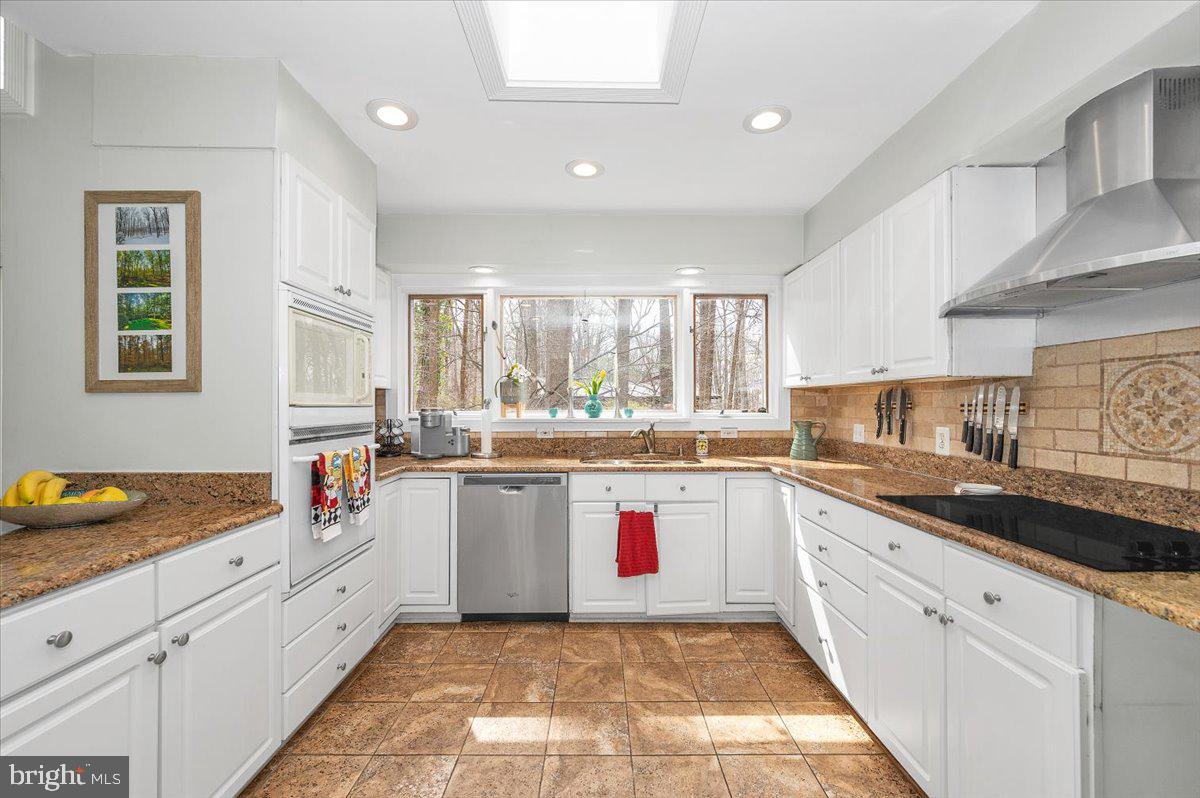 10101 Lloyd Road Potomac, MD 20854 - Photo 18 of 65 Kitchen