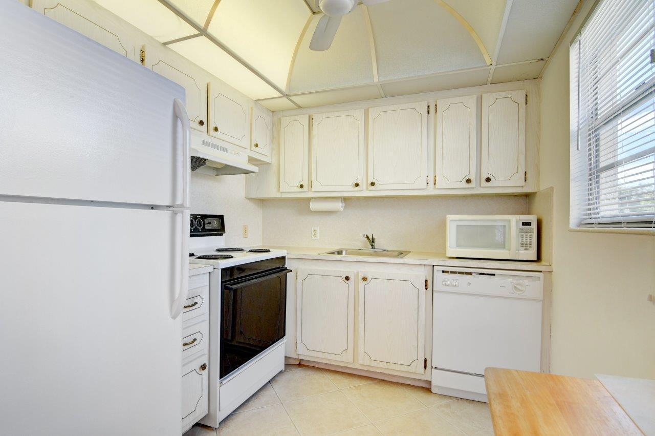 103 Suffolk C, Unit 103C Boca Raton, FL 33434 - Photo 5 of 17 SPACIOUS KITCHEN