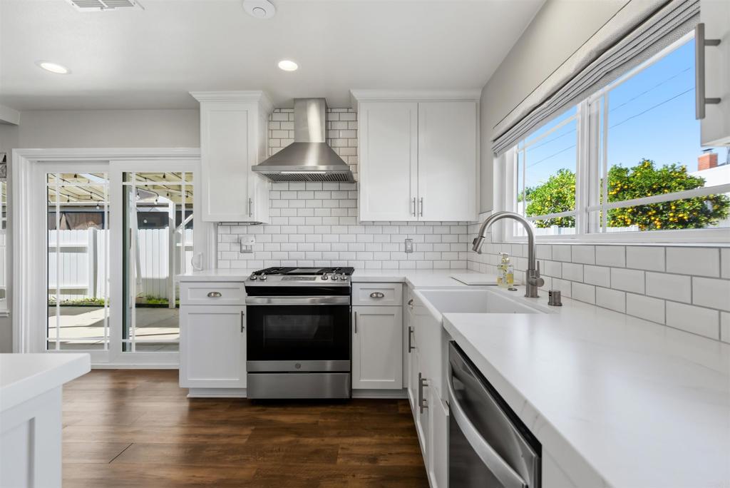 1693 Downing Street Simi Valley, CA 93065 - Photo 11 of 39 Kitchen