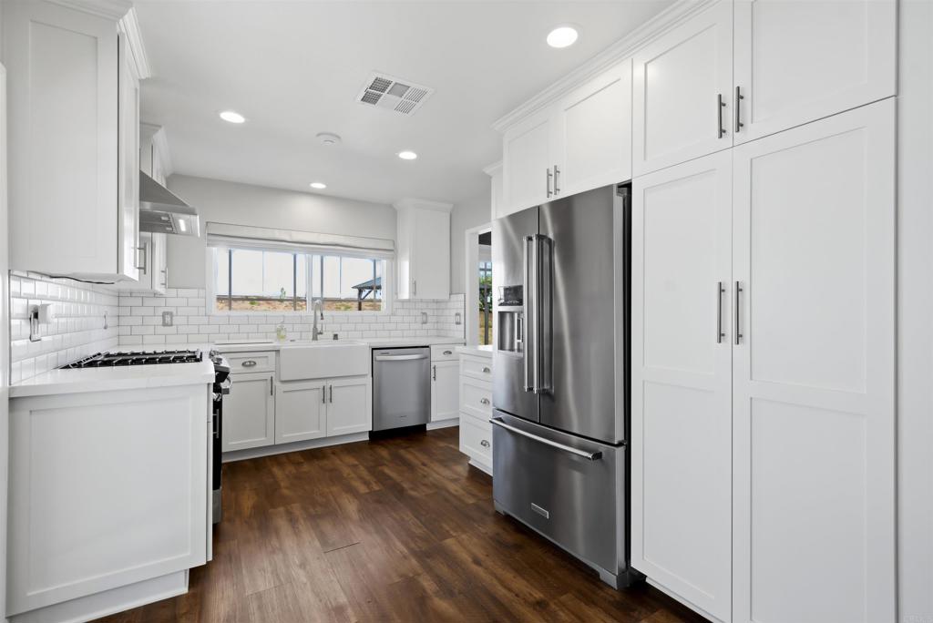 1693 Downing Street Simi Valley, CA 93065 - Photo 9 of 39 Kitchen