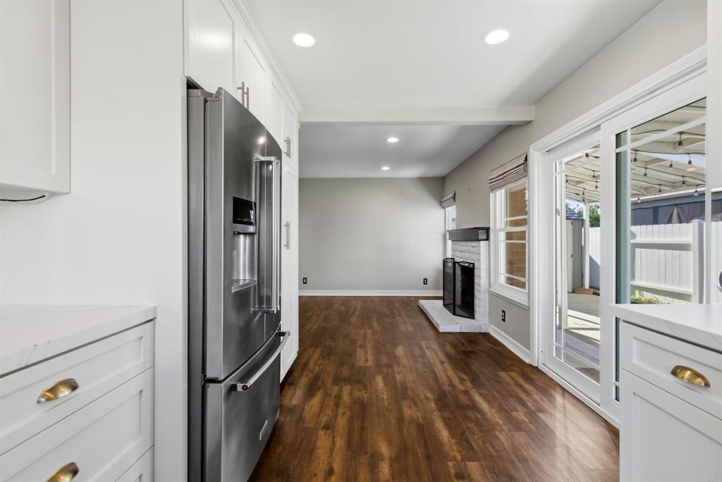 1693 Downing Street Simi Valley, CA 93065 - Photo 10 of 39 Kitchen