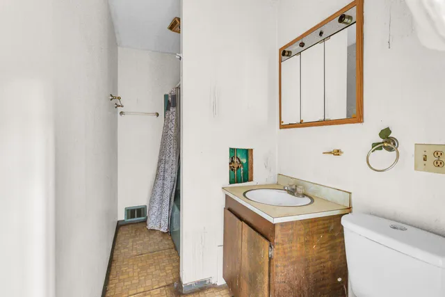 $74,900 | 2010 Lansing Avenue, Jackson, MI 49202