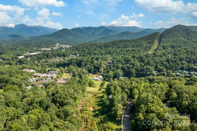 a view of a back yard