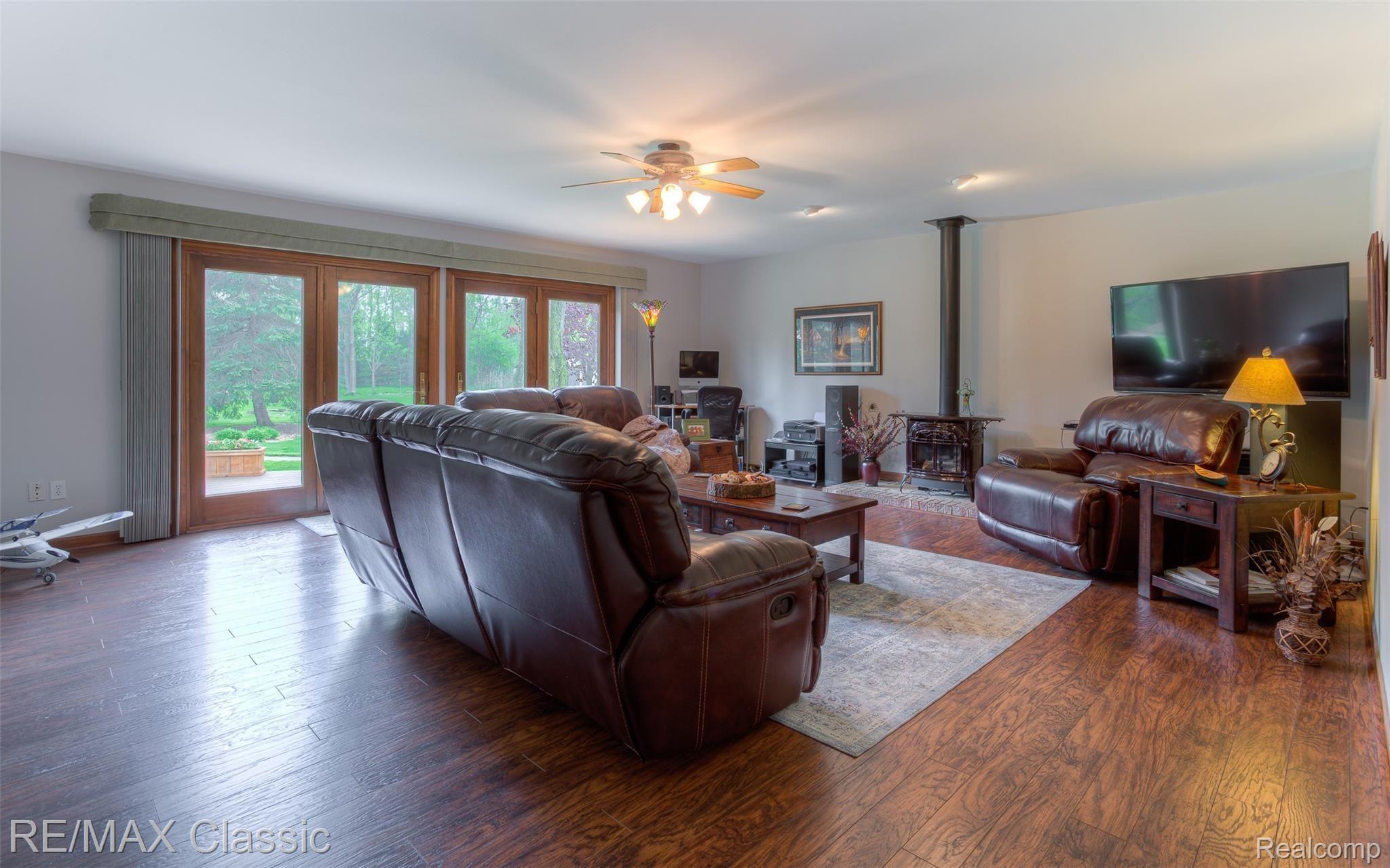 4021 West Maple Road Wixom, MI 48393 - Photo 12 of 46 4021 west maple interiors (17).jpg
