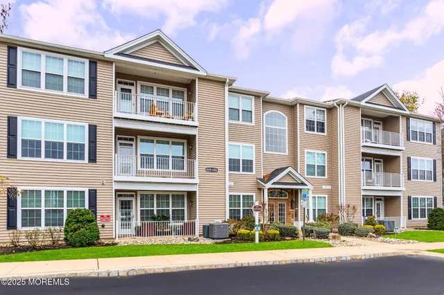 $474,900 | 654 St Andrews Place, Manalapan, NJ 07726