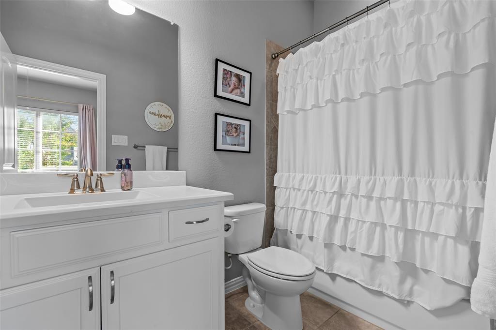 417 Prairie Run Aledo, TX 76008 - Photo 25 of 40 Ensuite bathroom in downstairs bedroom.