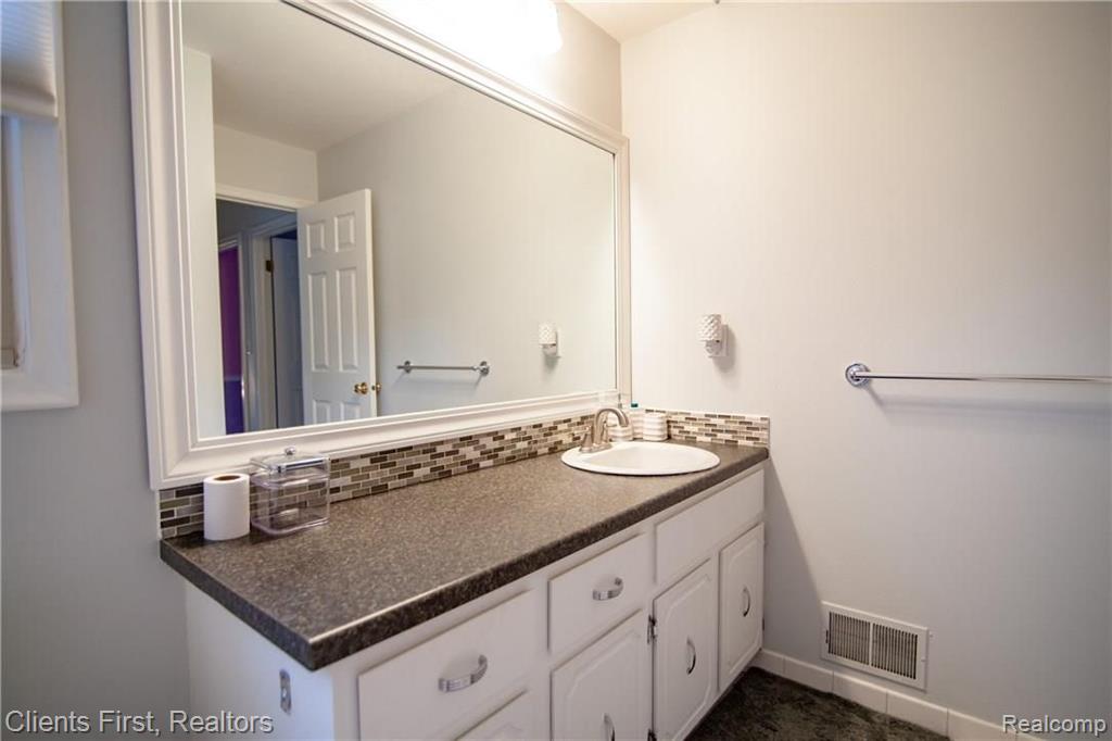 25236 Hopkins Road Farmington Hills, MI 48335 - Photo 43 of 53