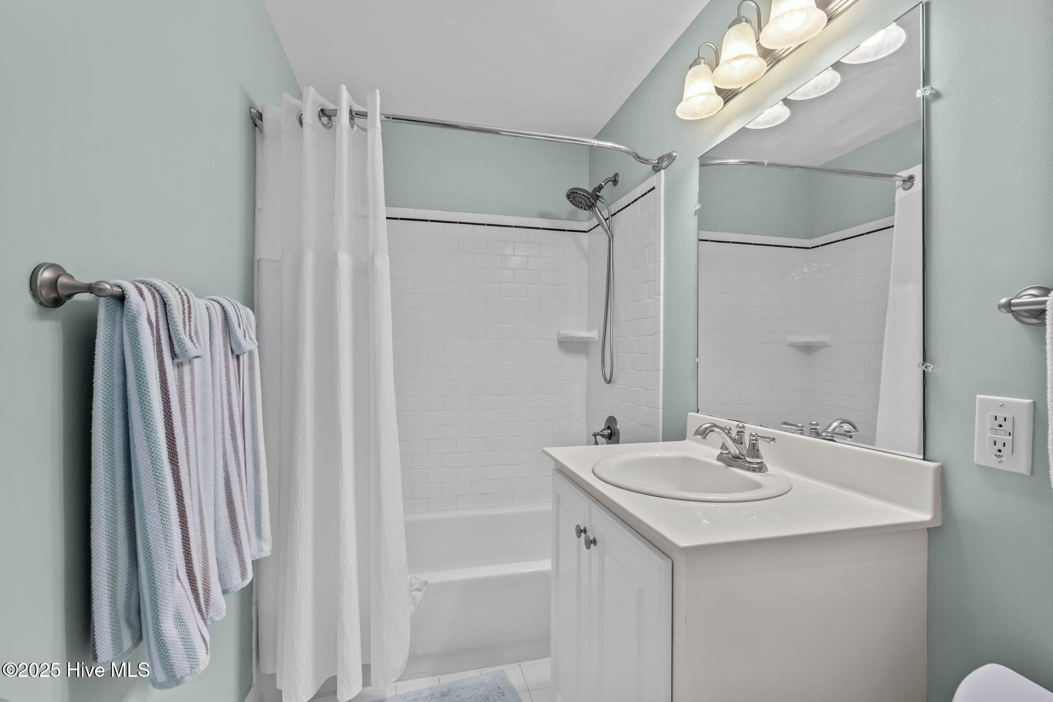 283 Salter Path Road, Unit 109 Pine Knoll Shores, NC 28512 - Photo 21 of 36 Full Bathroom