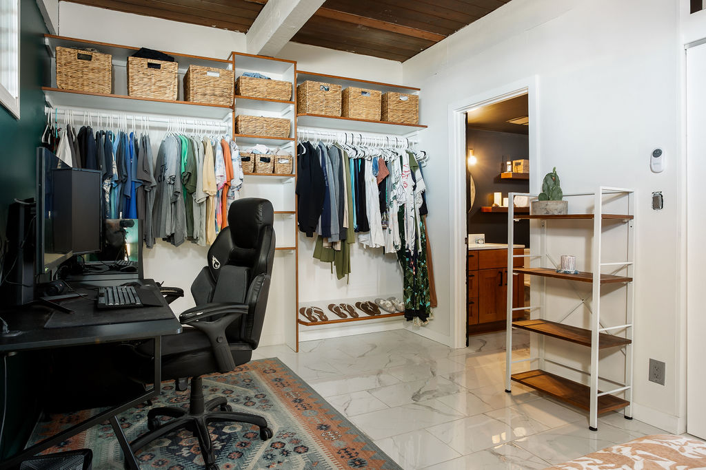 75-5873 Walua Road, Unit 212 Kailua-Kona, HI 96740 - Photo 11 of 17 a view of a room with gym equipment