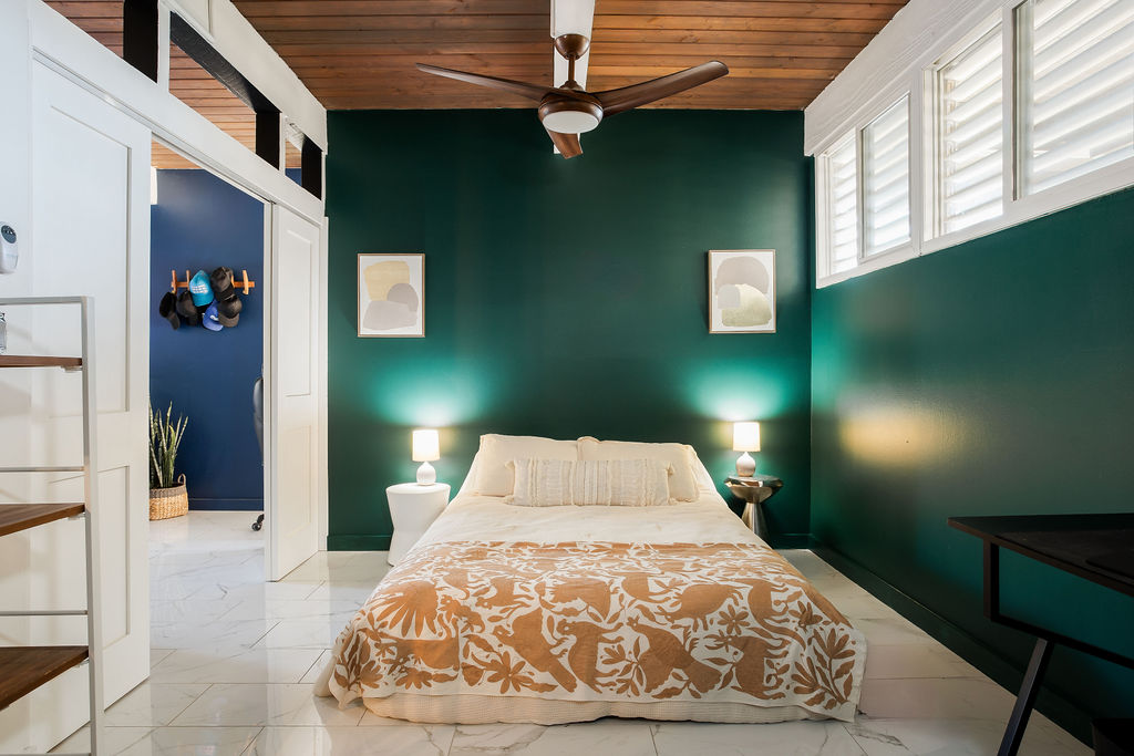 75-5873 Walua Road, Unit 212 Kailua-Kona, HI 96740 - Photo 12 of 17 a bed sitting in a bedroom next to a window