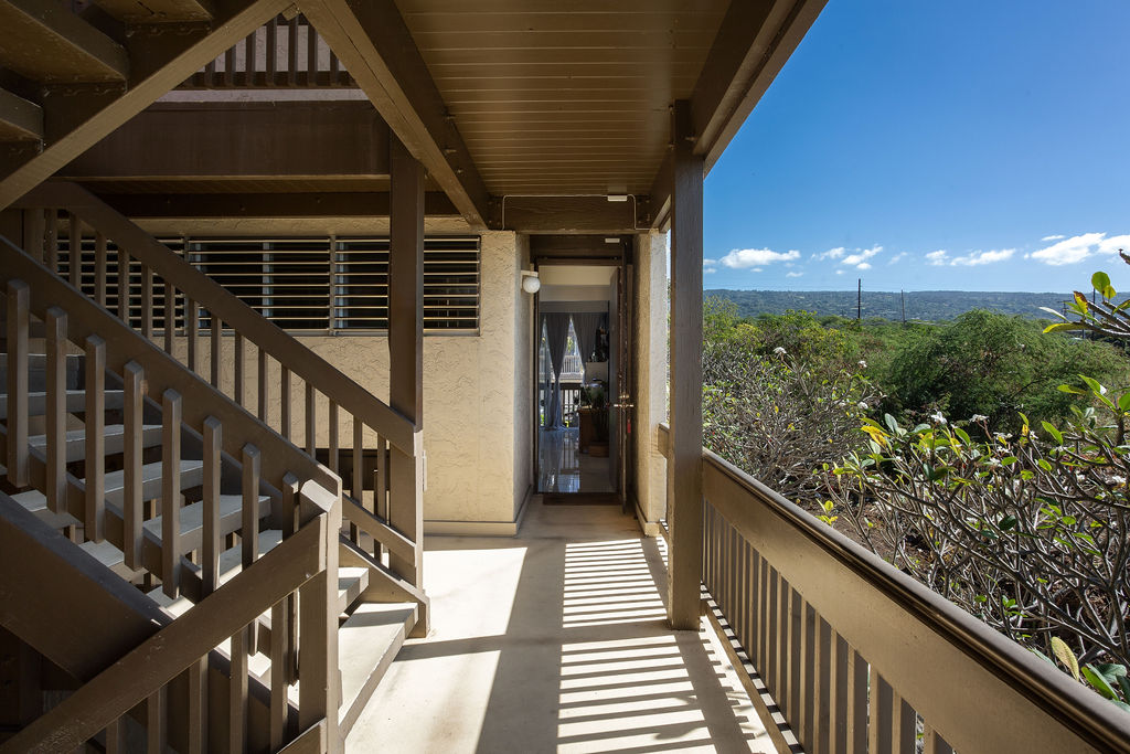 75-5873 Walua Road, Unit 212 Kailua-Kona, HI 96740 - Photo 13 of 17 a view of a balcony