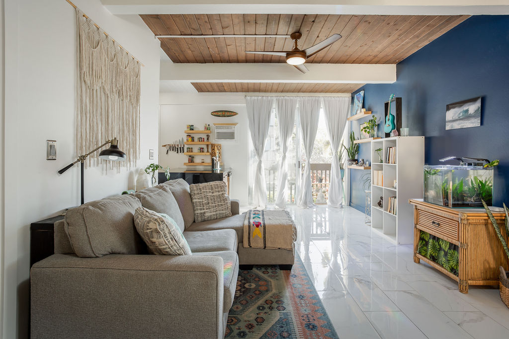 75-5873 Walua Road, Unit 212 Kailua-Kona, HI 96740 - Photo 2 of 17 a living room with furniture and a flat screen tv