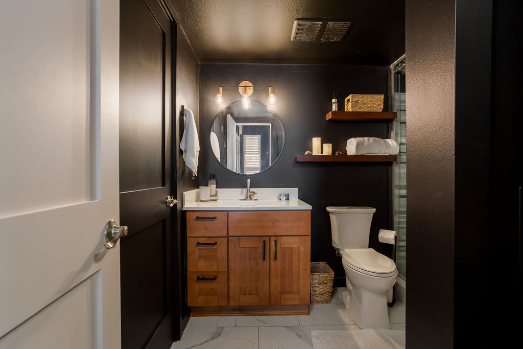 75-5873 Walua Road, Unit 212 Kailua-Kona, HI 96740 - Photo 8 of 17 a bathroom with a toilet sink and mirror