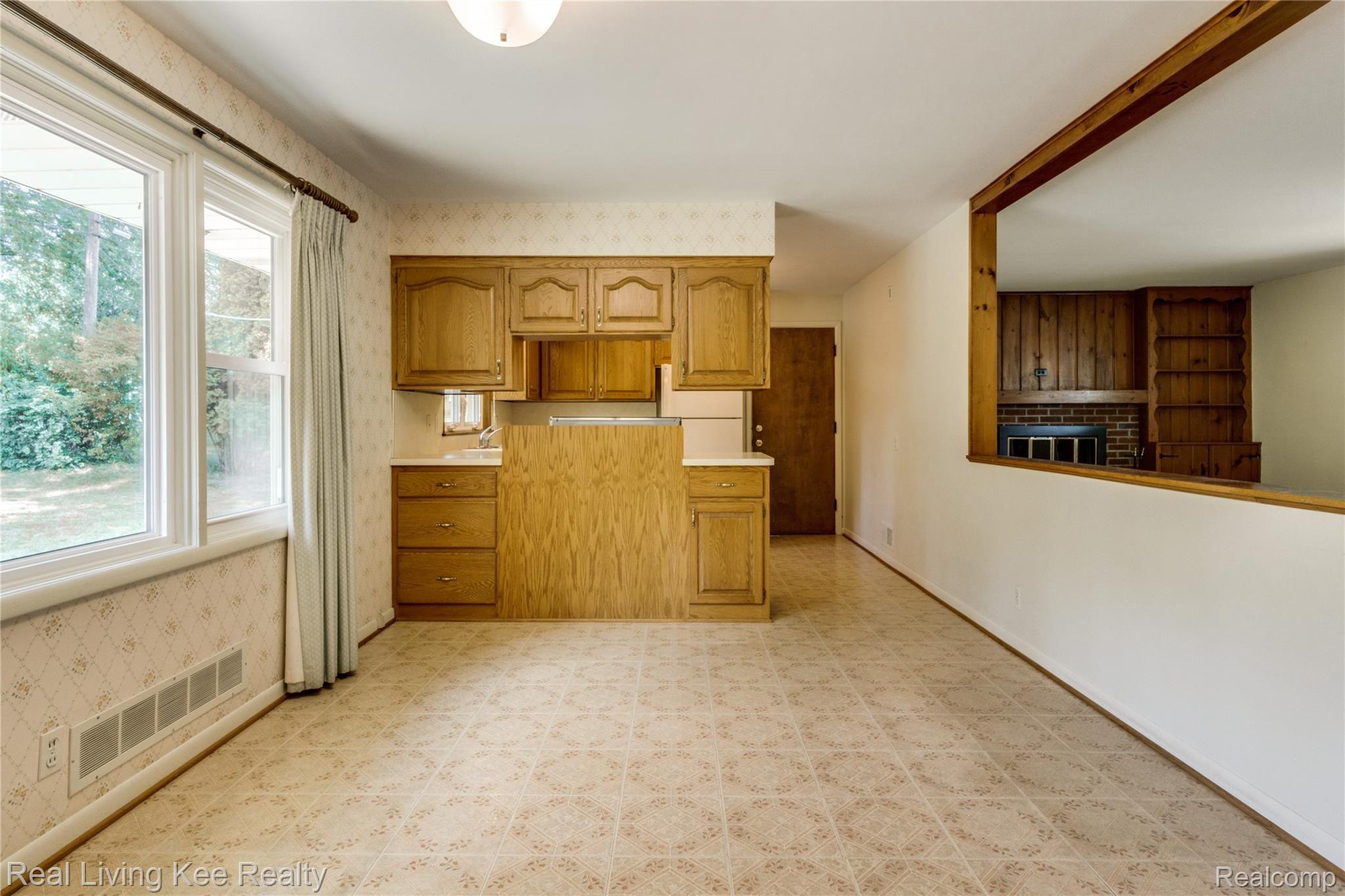 2361 Oklahoma Avenue Rochester, MI 48309 - Photo 17 of 45 Interiors 5.jpg
