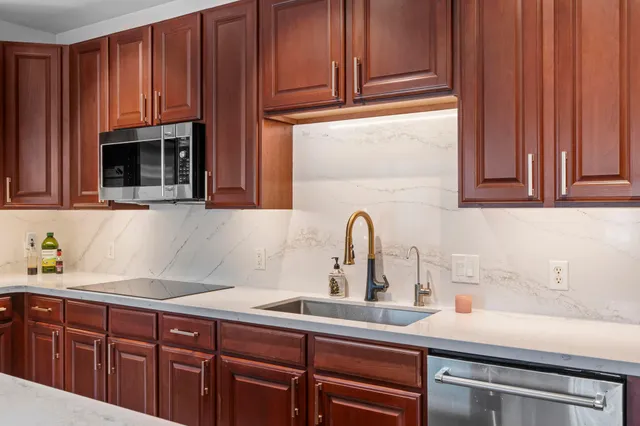 $525,000 | 408 Parkers Lake Road, Unit 107, Minnetonka, MN 55391