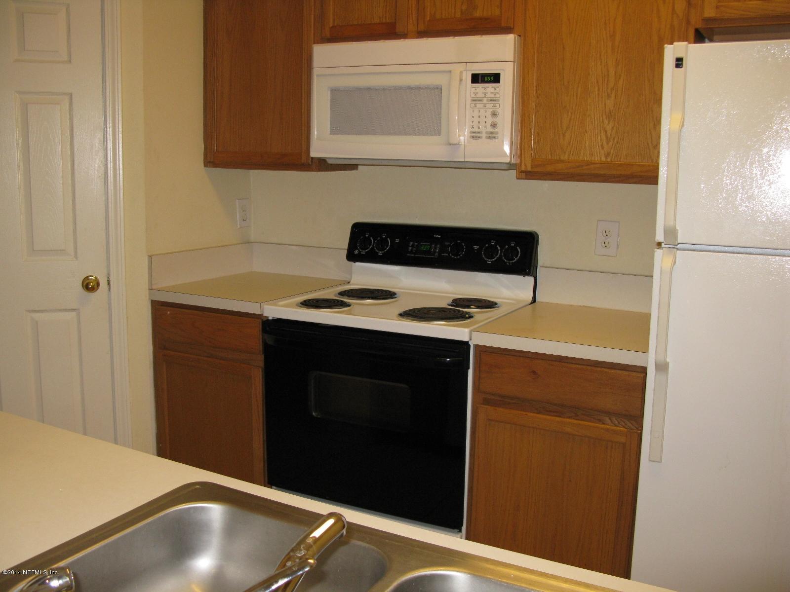 10550 Baymeadows Road, Unit 623 Jacksonville, FL 32256 - Photo 5 of 20 a kitchen with a refrigerator and a stove