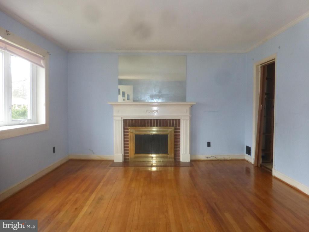 11805 Judson Road Silver Spring, MD 20902 - Photo 4 of 21 Living Room