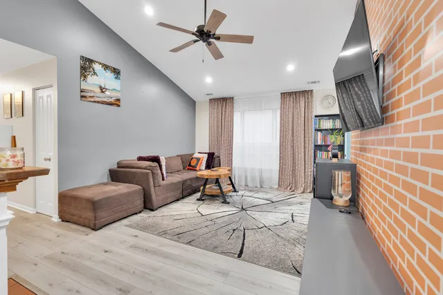 $245,000 | 759 Sterling Court, Unit A2, Bartlett, IL 60103