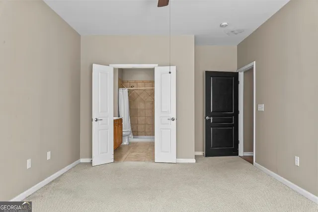 a view of empty room with windows and closet