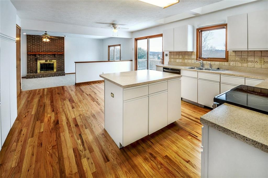 310 Ridgeway Drive Wexford, PA 15090 - Photo 3 of 25 Gallery Image 3