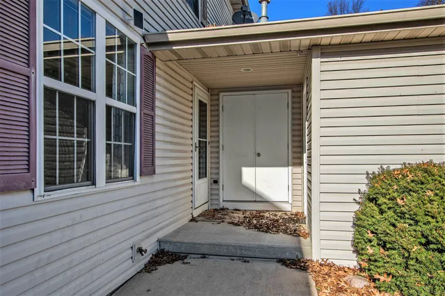 a view of entryway with a outdoor seating