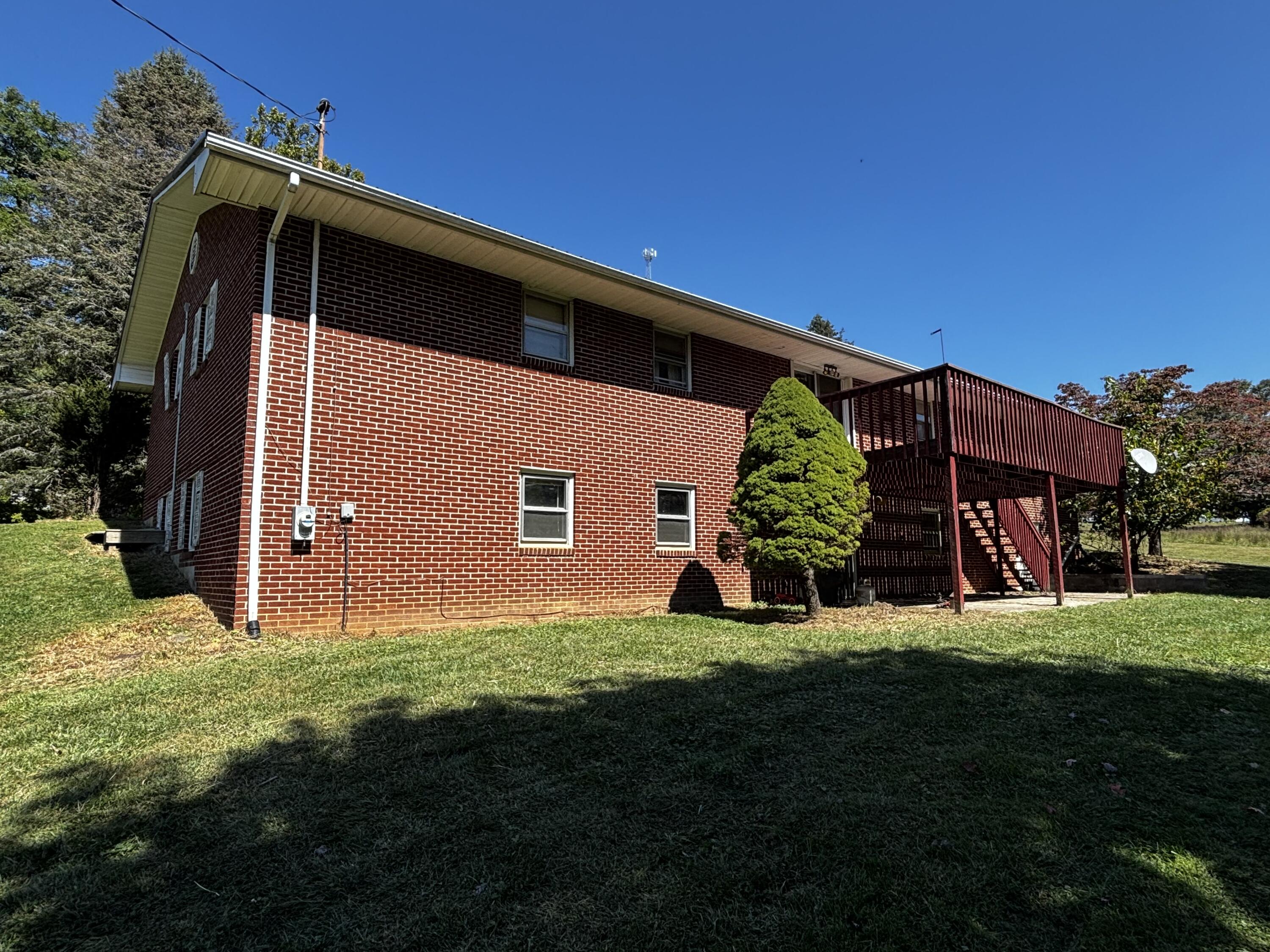 375 Barberry Road Southeast Floyd, VA 24091 - Photo 6 of 40 a backyard of a house with plants and large tree