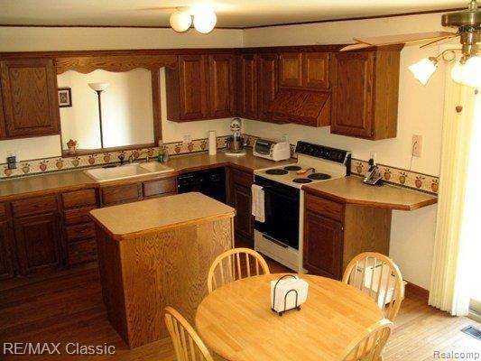 45310 Rudgate Road Canton, MI 48188 - Photo 3 of 25 LOVELY OAK KITCHEN
