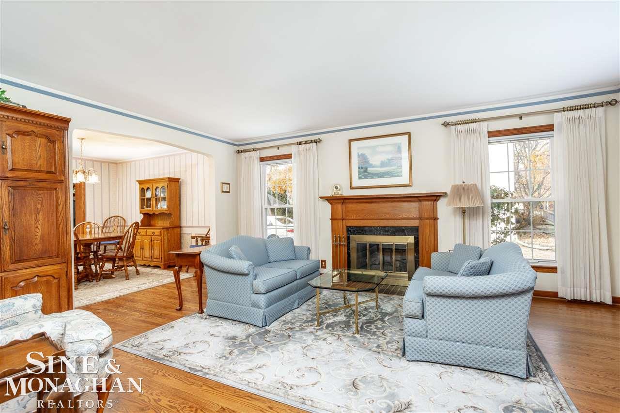 903 Roslyn Road Grosse Pointe, MI 48236 - Photo 11 of 38 50061069-10.JPG