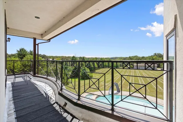 a room with lots of furniture and lots of furniture