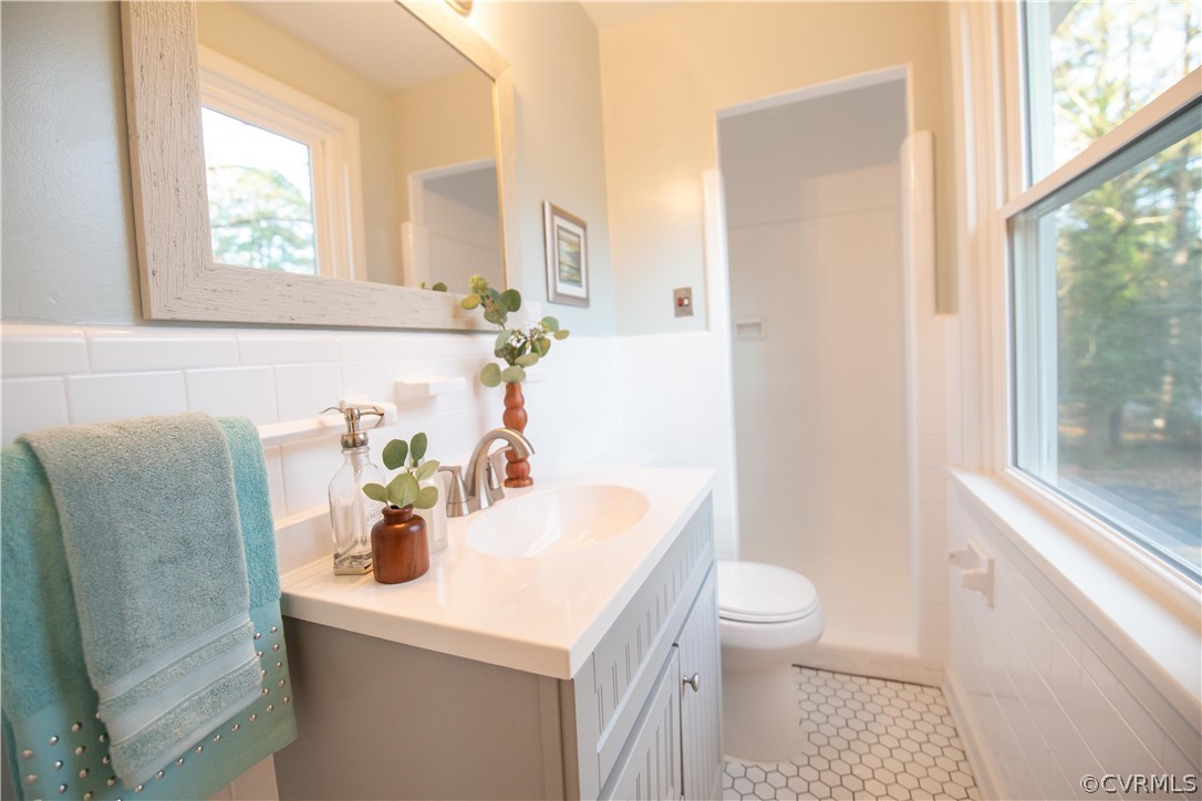 8530 Cherokee Road Richmond, VA 23235 - Photo 15 of 40 a bathroom with a sink a toilet and a mirror