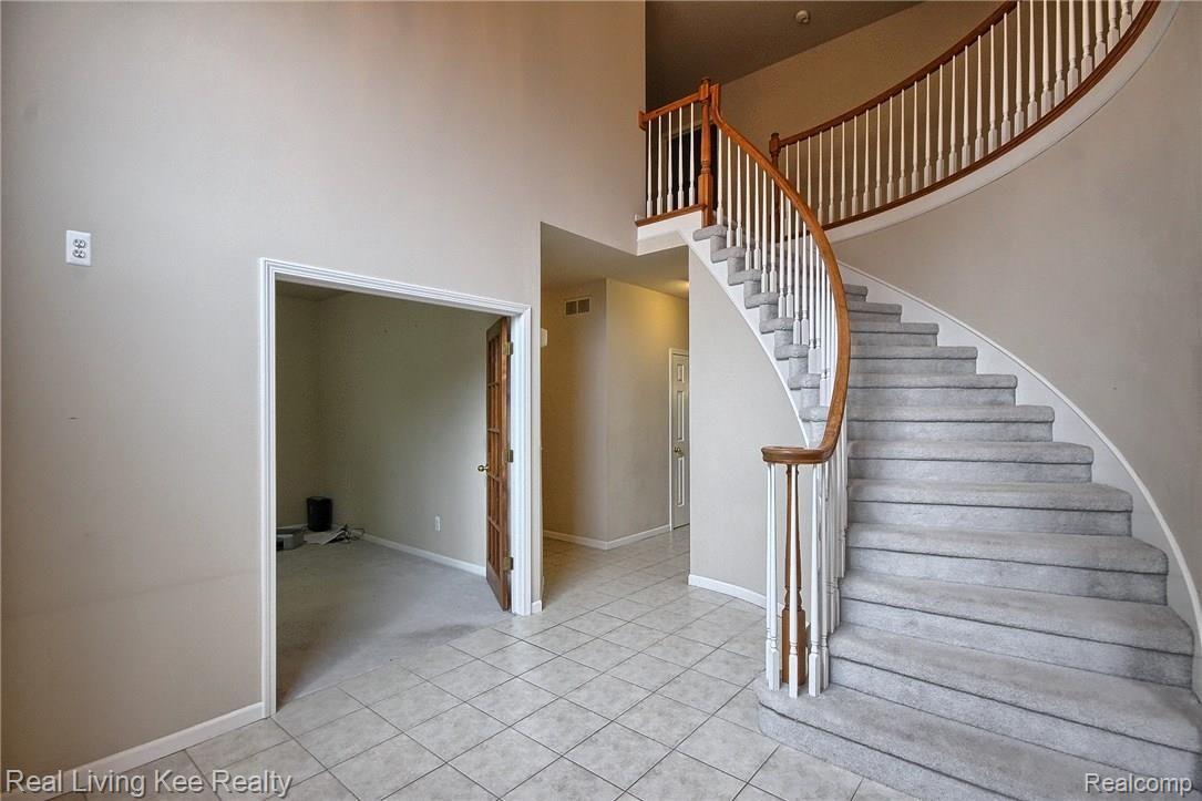 508 Springview Drive Rochester, MI 48307 - Photo 4 of 33 Foyer_2nd_View.jpg