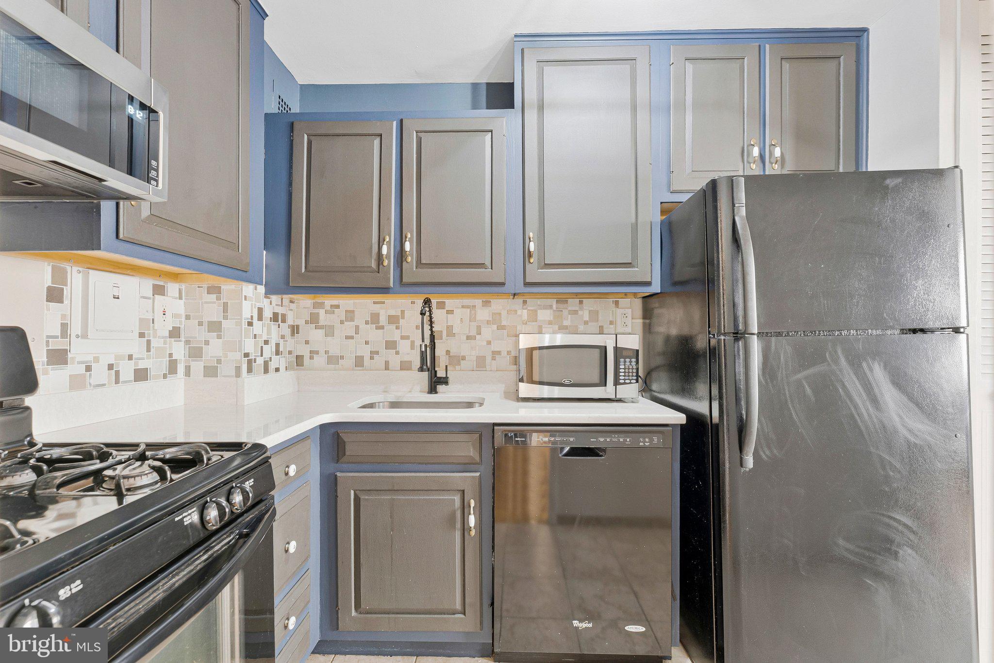 522 21st Street Northwest, Unit 301 Washington, DC 20006 - Photo 8 of 19 Kitchen with beautiful tiled backsplash