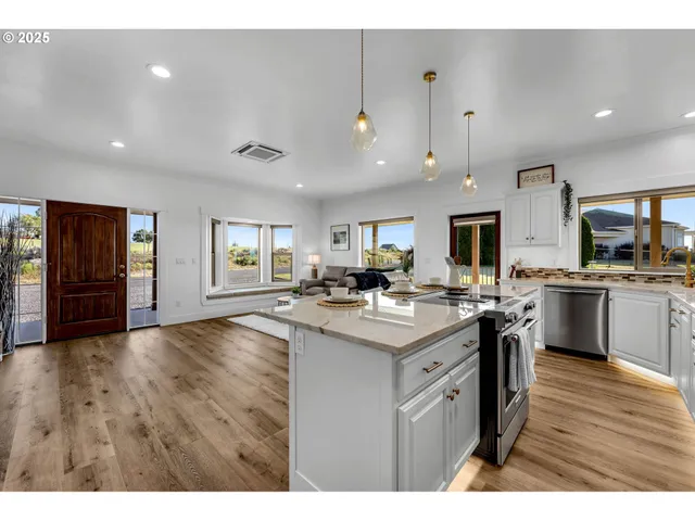 $1,295,000 | 3760 Highway 97, Madras, OR 97741