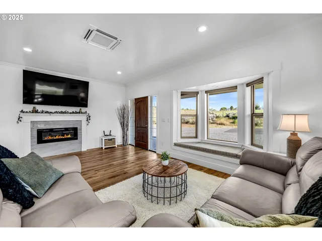 $1,295,000 | 3760 Highway 97, Madras, OR 97741