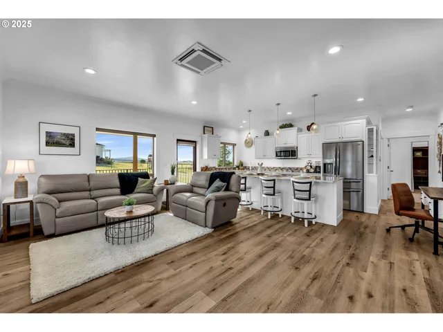 $1,295,000 | 3760 Highway 97, Madras, OR 97741